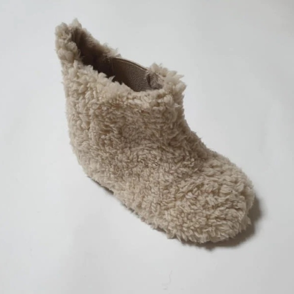 Warm fuzzy boots for toddler